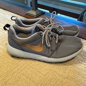 Nike Roshe Tennis Shoes